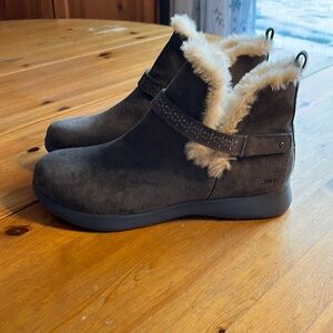Winter booties JBU Size 11 NWOT